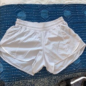 LULULEMON WHITE HOTTY HOT 4” SHORTS SZ 8